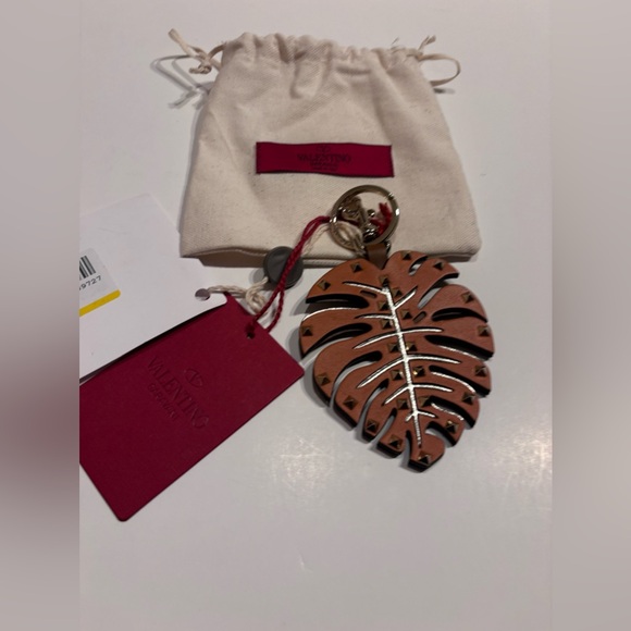 NWT $567  Valentino Rockstud Leaf Leather Bag Charm/Keychain - Picture 8 of 16
